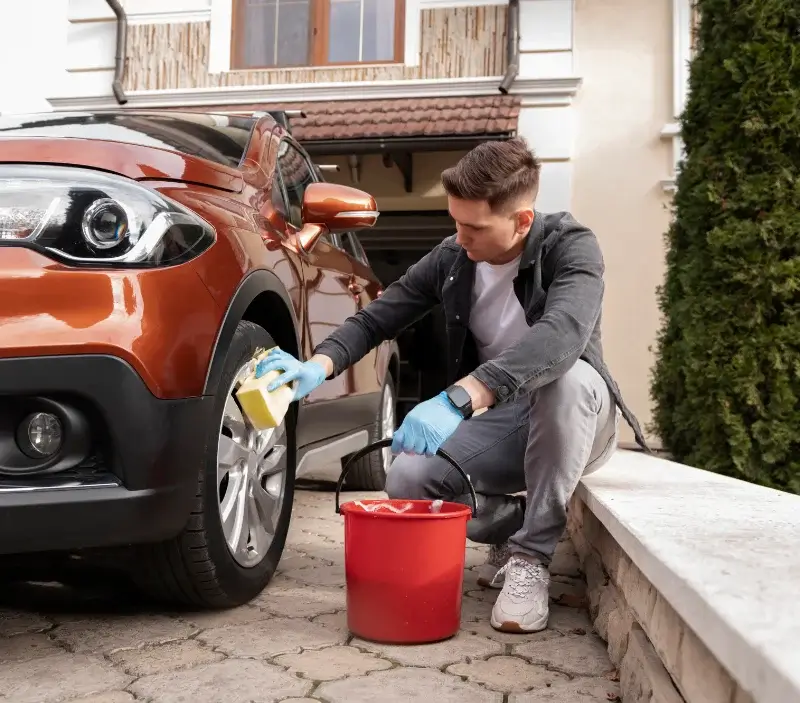 Lavage auto à domicile Badefols-d'Ans : professionnel intervenant sur un véhicule